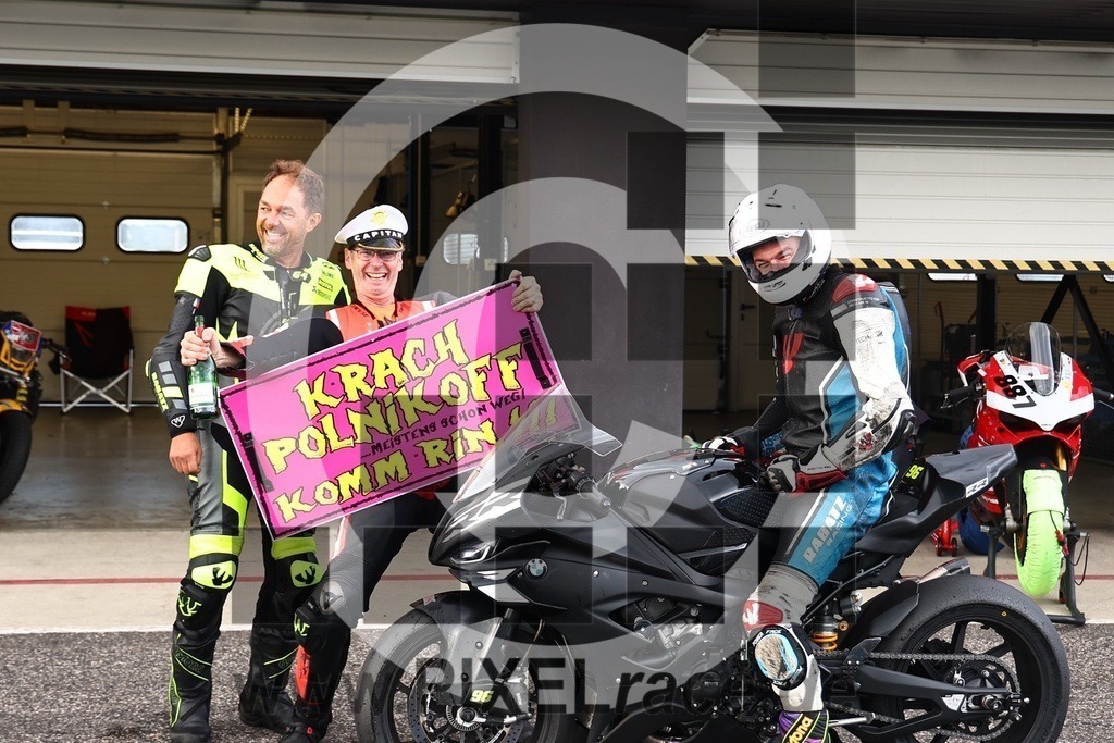 social-20250823_07853 | Schöne Erinnerungen an spannende Momente - das festzuhalten ist unser Job. PIXELrace.de ist seit 2003 auf den Rennstrecken Europas unterwegs um die Action draußen beim Fahren und die wunderbare Stimmung imm Fahrerlager für euch einzufangen.