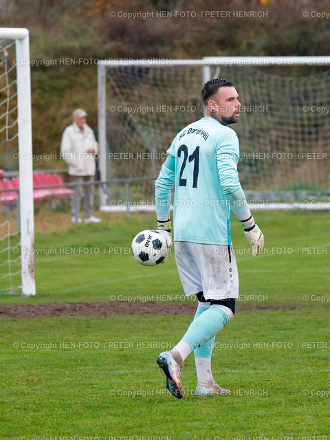 Dortelweil siegt beim FCA | 15.11.2025 Fussball Männer Saison 2025 2026 Verbandsliga Süd FCA Darmstadt - SC Dortelweil (0:3) v li Yannick Rühl (TW 21 Dortelweil) (Foto: Peter Henrich) - Realisiert mit Pictrs.com