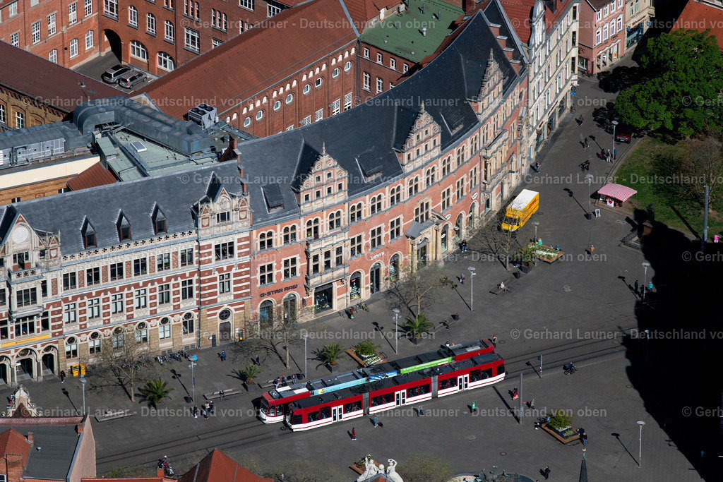 4026424 | ERFURT 07.05.2020 Fassaden und Straßenführung der bekannten Flaniermeile und Einkaufsstraße Anger im Ortsteil Zentrum in Erfurt im Bundesland Thüringen, Deutschland. Weiterführende Informationen bei: Landeshauptstadt Erfurt,  SWE Stadtwerke Erfurt GmbH. // Street guide of famous promenade and shopping street Anger in the district Zentrum in Erfurt in the state Thuringia, Germany. Further information at: Landeshauptstadt Erfurt,  SWE Stadtwerke Erfurt GmbH. Foto: Gerhard Launer