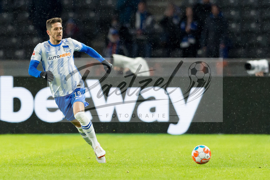 BSCRBL20220220_142 | Fussball, Herren: Stevan Jovetic (Hertha BSC) in Aktion, am Ball, Einzelaktion bei dem Spiel der 1. Bundesliga zwischen Hertha BSC und RB Leipzig im Olypiastadion am 20.02.2022 in Berlin, Deutschland.DFB / DFL REGULATIONS PROHIBIT ANY USE OF PHOTOGRAPHS AS IMAGE SEQUENCES AND/OR QUASI-VIDEO. - Realisiert mit Pictrs.com