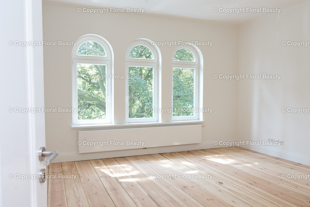 Altbauhaus nach Renovierung | unmöbliertes Zimmer in renoviertem Altbau, Fensterrundbögen - Realisiert mit Pictrs.com