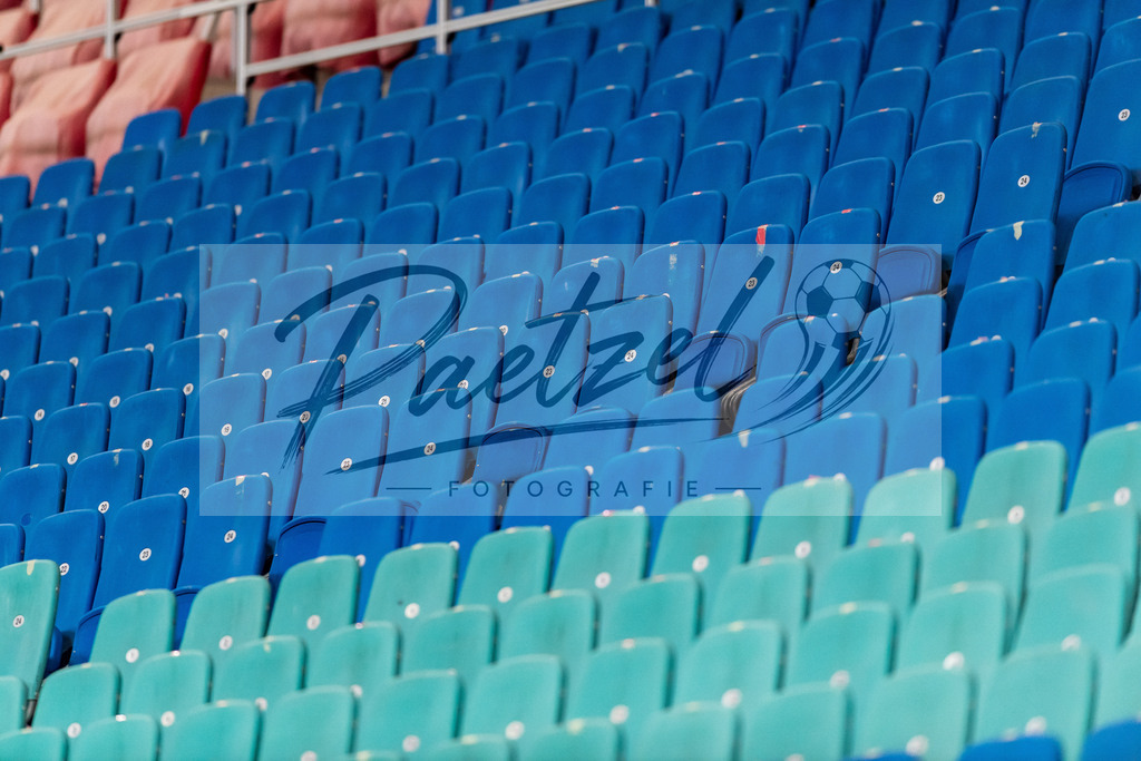 RBLLEV20211128_099 | Fussball, Herren: . Leere Tribuenen aufgrund des Geisterspiels bei dem Spiel der 1. Bundesliga zwischen RB Leipzig und Bayer 04 Leverkusen in der Red Bull Arena am 28.11.2021 in Leipzig, Deutschland.DFB / DFL REGULATIONS PROHIBIT ANY USE OF PHOTOGRAPHS AS IMAGE SEQUENCES AND/OR QUASI-VIDEO. - Realisiert mit Pictrs.com
