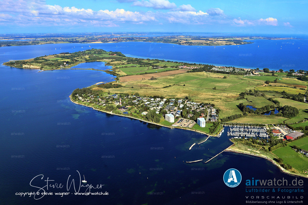 Luftbilder Schausende - Die ursprüngliche Siedlung mit reetgedeckten Bauernhäusern und Katen liegt im Süden des Ortes | Die ursprüngliche Siedlung mit reetgedeckten Bauernhäusern und Katen liegt im Süden des Ortes an der Straße „Schausende“. In neuerer Zeit entstand nördlich des Leuchtturms ein Neubaugebiet mit Einfamilienhäusern und Ferienwohnungen, sowie zwei Hochhäusern direkt am Ufer der Förde.
