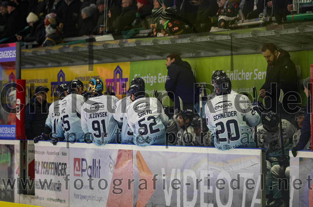 2026-01-06_040_TSV_Erding_gegen_EV_Lindau_Islanders | Erding, Deutschland, 06.01.2026:Eishockey, Oberliga Süd 2025 / 2026, 35. Spieltag, TSV Erding gegen EV Lindau Islanders, Endergebnis: 2:5Leon Sivic (EV Lindau Islanders, #95), Zan Jezovsek (EV Lindau Islanders, #91), Fabio Sarto (EV Lindau Islanders, #52), Damian Schneider (EV Lindau Islanders, #20)Foto: Christian Riedel / fotografie-riedel.net