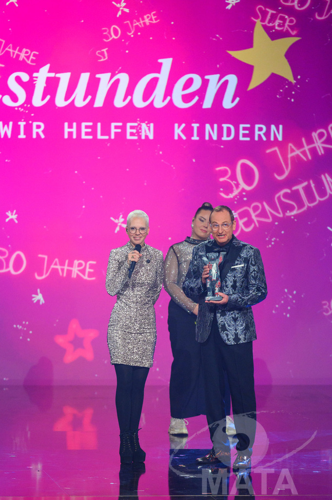 _DWI6178 | Stefanie Heinzmann, Lesli Jost und Volker Heißmann bei '30 Jahre Sternstunden-Gala 2023' in der Frankenhalle. Nürnberg, 15.12.2023 - Realisiert mit Pictrs.com