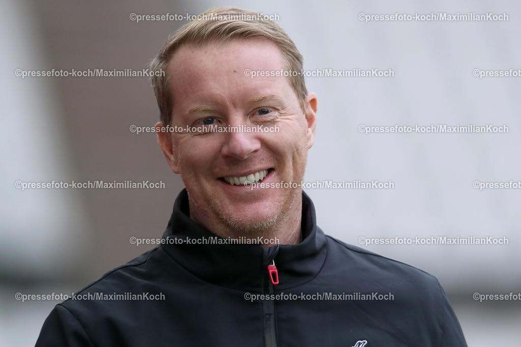 RWE06012402087 | 06.01.2024, Essen, Fußball, Herren, Stadion an der Hafenstraße, Testspiel, Rot-Weiss Essen – 1. FC Köln:  Der neue Cheftrainer Timo Schultz (1.FC Köln) lachend bei seinem ersten Spiel für den Kölner FC. 
DFB regulations prohibit any use of photographs as image sequences and or quasi-video.