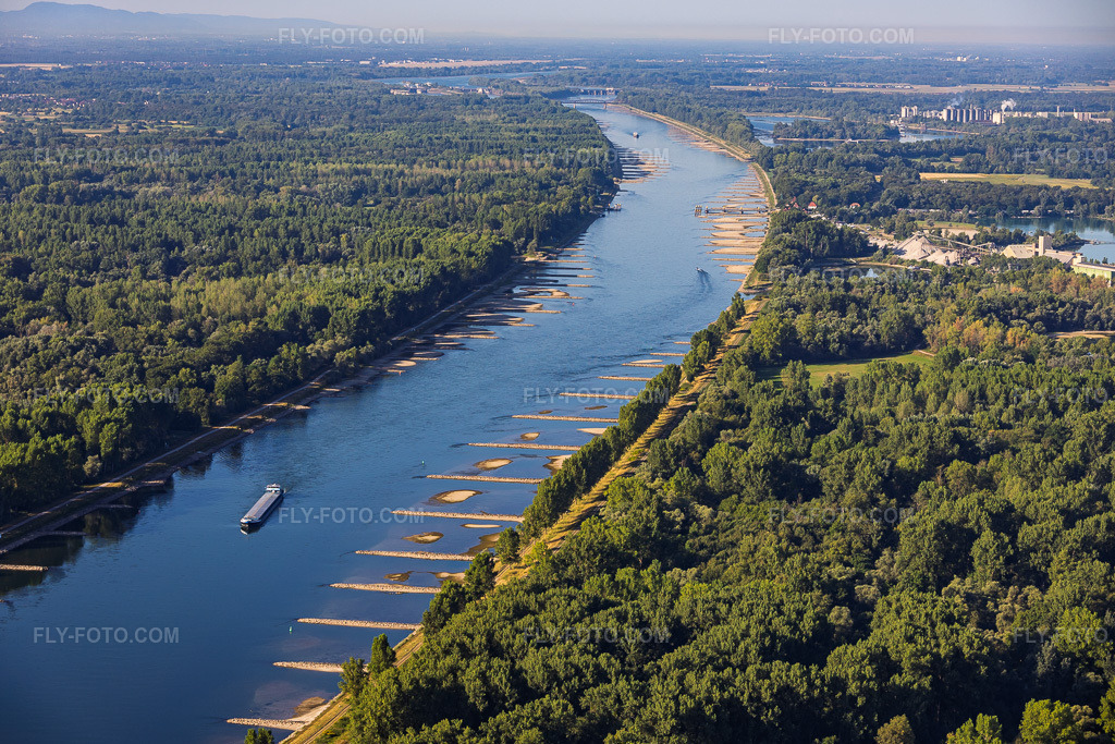 Aerial view: Rhein bei Niedrigwasser in Munchhausen in the state Bas-Rhin, France. – Photo: IMG_158268.jpg taken on 07/25/2026 by Werner Riehm/FLY-FOTO.com – Resolution of the original: 5854 x 3902 px