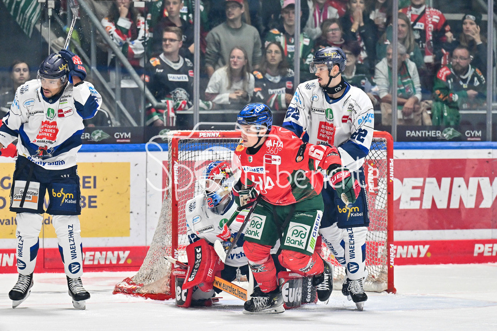 Augsburger Panther - Iserlohn Roosters | in dieser Szene behindert Florian ELIAS (Augsburger Panther #67) den Torhüter der Gäste Andreas JENIKE (Iserlohn Roosters 92) / Penny DEL: Augsburger Panther - Iserlohn Roosters; Curt Frenzel Stadion am 21.09.2025 / Daniel NEUMANN (Iserlohn Roosters 22)