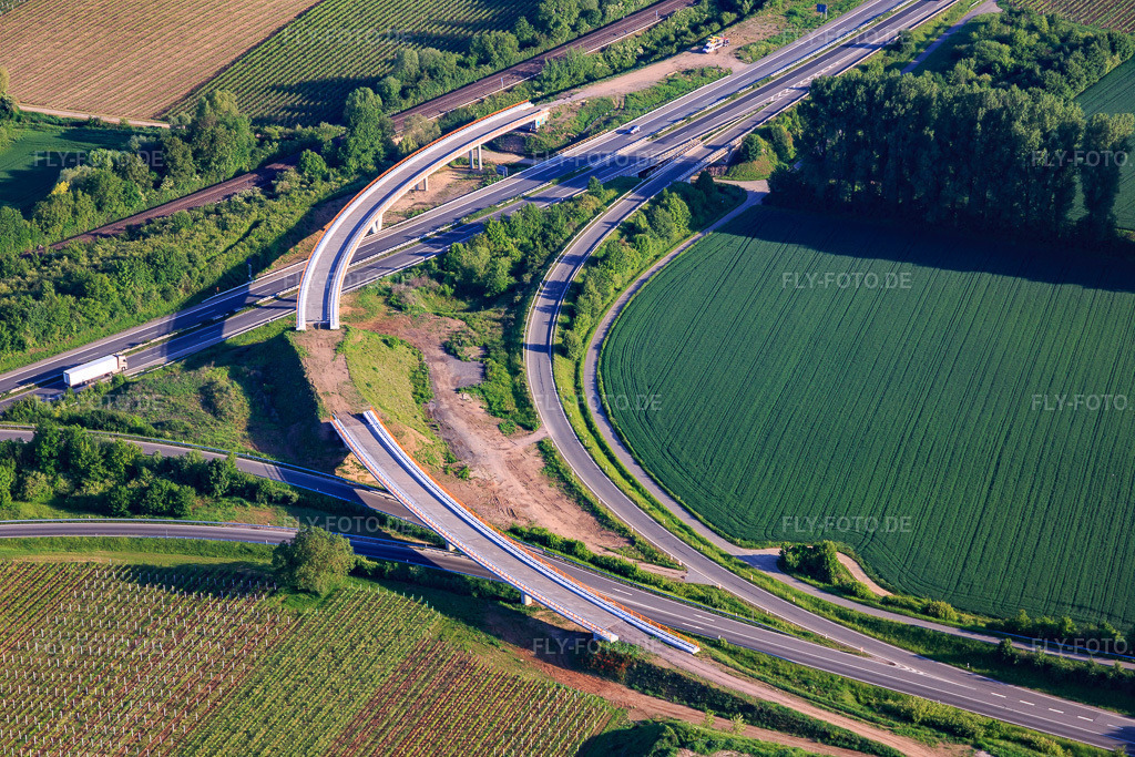 Luftbild: Brückenneubau an der Anschlusstelle Landau Nord für die B272 an der Autobahn A65 im Ortsteil Dammheim in Landau im Bundesland Rheinland-Pfalz in Deutschland. Foto: IMG_114170.jpg vom 26.05.2019 durch Werner Riehm/FLY-FOTO.de