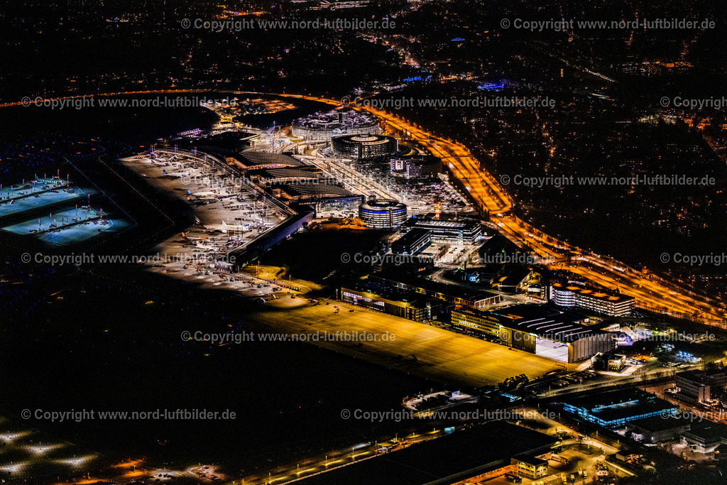 Hamburg_Fuhlsbüttel_Flughafen_Terminal_Nachtaufnahme_ELS_7732060325 | HAMBURG 06.03.2025 Nacht- Lichter und Beleuchtung Abfertigungs- Gebäude und Terminals auf dem Gelände des Flughafen " Hamburg Airport Helmut Schmidt "(ICAO-Code EDDH)im Ortsteil Fuhlsbüttel in Hamburg, Deutschland. Weiterführende Informationen bei: Drees &amp; Sommer SE,  Flughafen Hamburg GmbH,  IDEA Architekten GbR,  Weber Poll Ingenieurbüro für Bauwesen GbR,  gmp International GmbH. // Night lighting dispatch building and terminals on the premises of the airport " Hamburg Airport Helmut Schmidt "(ICAO-Code EDDH) in the district Fuhlsbuettel in Hamburg, Germany. Further information at: Drees &amp; Sommer SE,  Flughafen Hamburg GmbH,  IDEA Architekten GbR,  Weber Poll Ingenieurbuero fuer Bauwesen GbR,  gmp International GmbH. Foto: Martin Elsen
