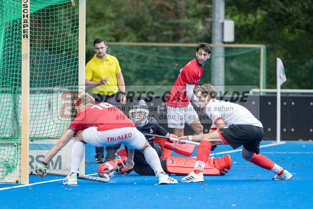 HK_20230923_104430 | 1. Bundesliga Herren Crefelder HTC - TSV Mannheim am 23.9.2023 CHTC, Krefeld , Lukas Stumpf ( Torwart TSV Mannheim #1 ) , van Ehren Christian ( Crefelder HTC #16 ) , Martin Ignacio Ferreiro ( Crefelder HTC #18 )