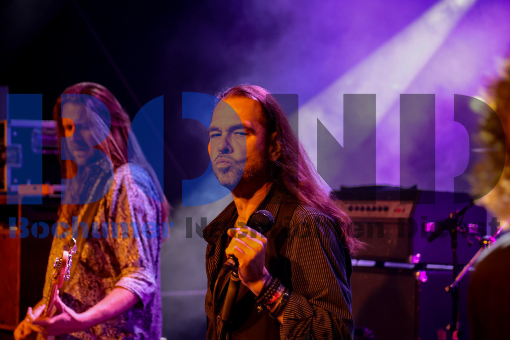 Purple Rising  {date} -  | {headline}(Foto: Sebastian Sendlak / BOND) - Realisiert mit Pictrs.com