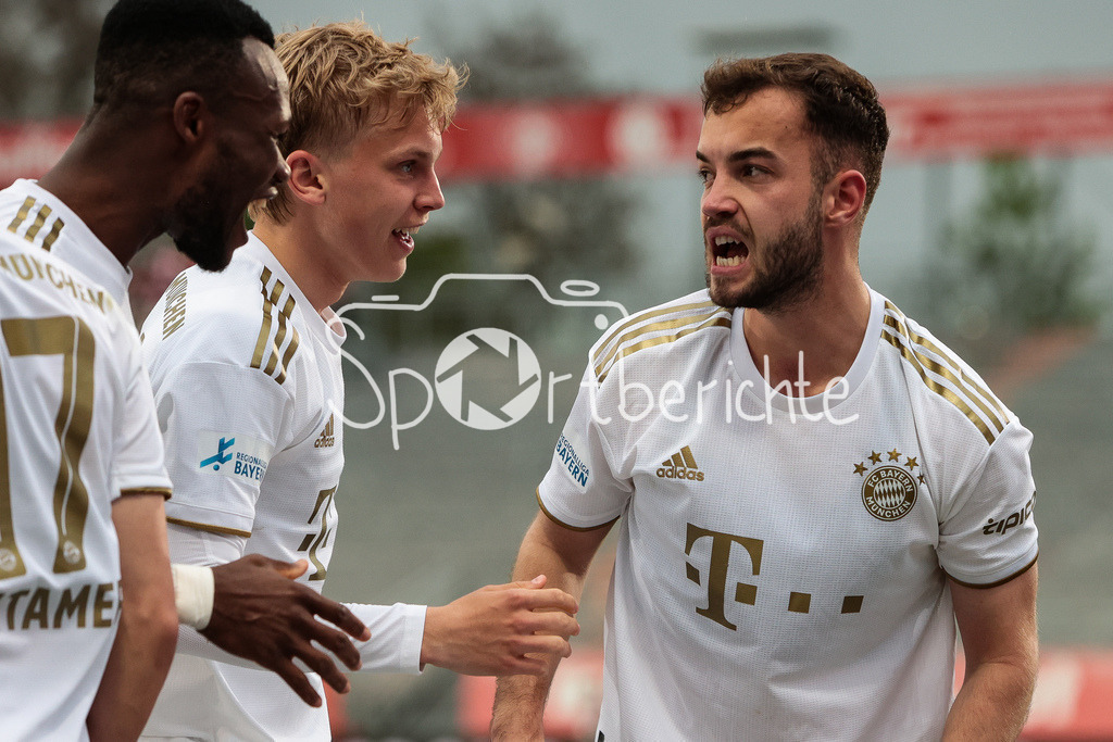 FC Würzburger Kickers - FC Bayern Amateure | Tor fuer die Bayern Amateure / Jubel nach dem Treffer zum 0-1 durch Roman REINELT (FCB #25) / Torjubel / Torschuetze