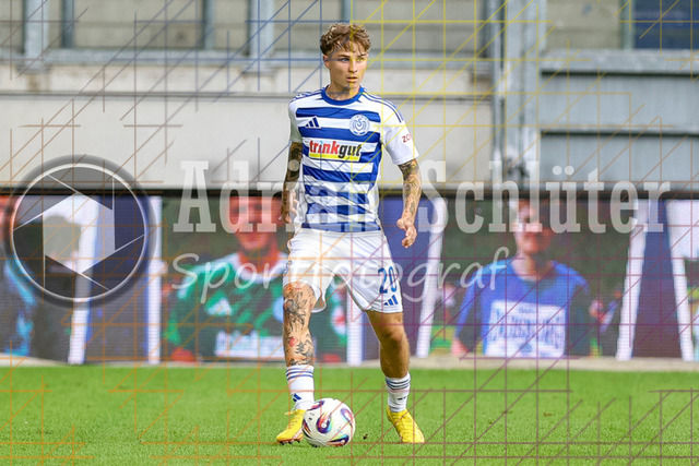 MSV Duisburg vs VfB Stuttgart II - 3. Liga | Duisburg, Deutschland, 02.08.25:   Niklas Jessen (MSV Duisburg) schaut waehrend des Spiels der 3. Liga MSV Duisburg vs VfB Stuttgart II in der schauinsland-reisen-arena(Foto von Brauer-Fotoagentur / Adrian Schlueter)