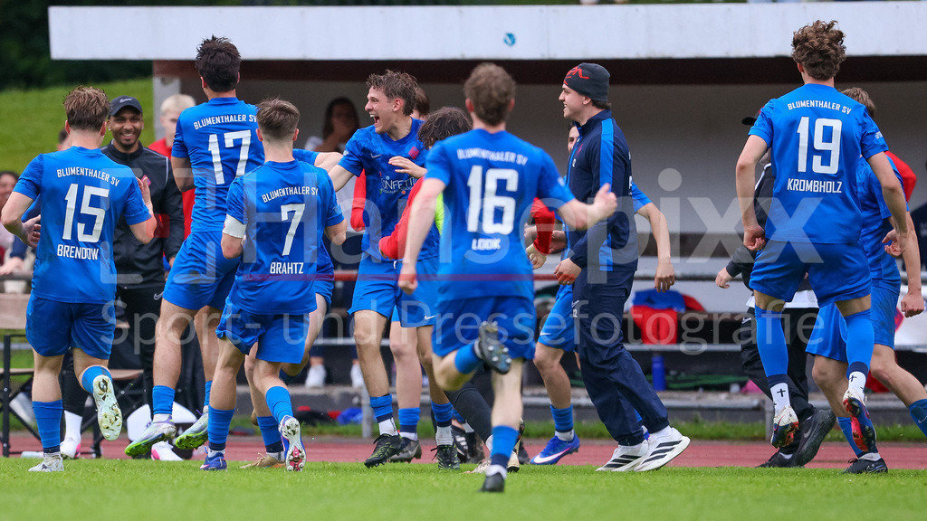 Fussball, Aufstiegsrunde Regionalliga Nord, Blumenthaler SV - 1. FC Germania Egestorf-Langreder | Spieler von Blumenthaler SV mit Torjubel, Jubel, jubeln, jubelt, optimistisch, Spielszene, Highlight, Freude über das Tor zum 3:2