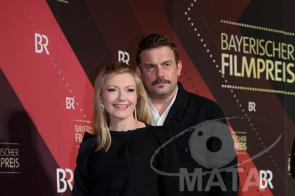 _DWI5255 | Johanna Christine Gehlen und Sebastian Bezzel bei der Verleihung des 47. Bayerischen Filmpreises 2026  im Prinzregententheater. München, Deutschland. Der Bayerische Filmpreis wird seit 1979 von der Bayerischen Staatsregierung verliehen, um die Bedeutung des Kinofilms als Kulturgut herauszustellen - Realisiert mit Pictrs.com
