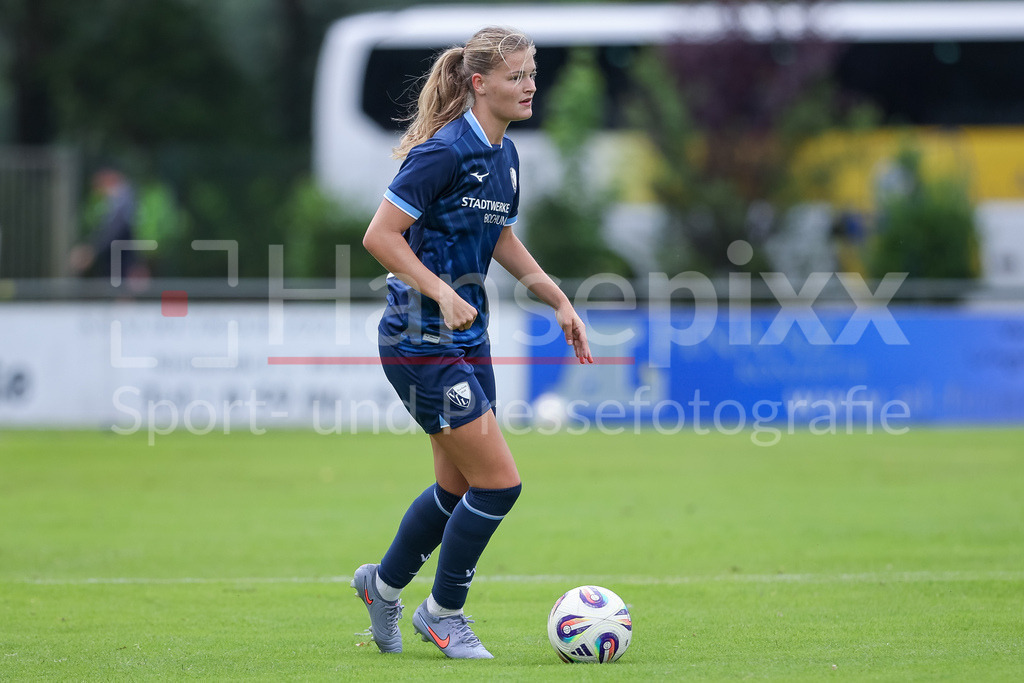 Fussball, Testspiel Frauen, SV Meppen - VfL Bochum | Bente Fischer (VfL Bochum, 3) am Ball, Freisteller, Einzelbild, Ganzkörper, Aktion, Action, Spielszene