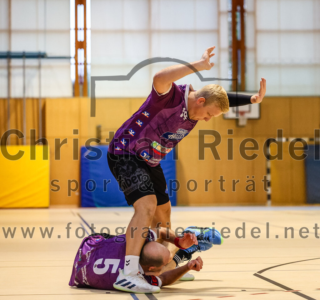 2024-10-20_038_SpVgg_Altenerding_II_gegen_TSV_Taufkirchen-Vils | Erding, Deutschland, 20.10.2024:Handball, Bezirksliga Männer Ost 2024 / 2025, 3. Spieltag, SpVgg Altenerding II gegen TSV Taufkirchen/Vils, Endergebnis: 15:20Daniel Sagert (SpVgg Altenerding, #5), Jakob Obermair (SpVgg Altenerding, #19)Foto: Christian Riedel / fotografie-riedel.net