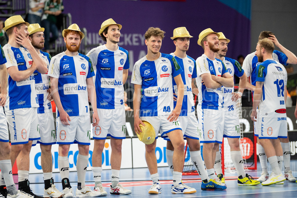 SV Wiler-Ersigen vs GC Unihockey - 23. April 2022 | SV Wiler-Ersigen vs GC Unihockey
Stimo Arena, Kloten
Glückliche GC-Spieler, u.a. mit #7 Tobias Heller (GC Unihockey), #3 Alessandro Alliata (GC Unihockey), #40 Noel Seiler (GC Unihockey), #53 Jan Spinas (GC Unihockey), #12 David Dürler (GC Unihockey), #23 Fabrice Göldi (GC Unihockey) und #13 Kay Bier (GC Unihockey).
Bild: Sportfotografie Markus Aeschimann | www.markus-aeschimann.ch - Realisiert mit Pictrs.com