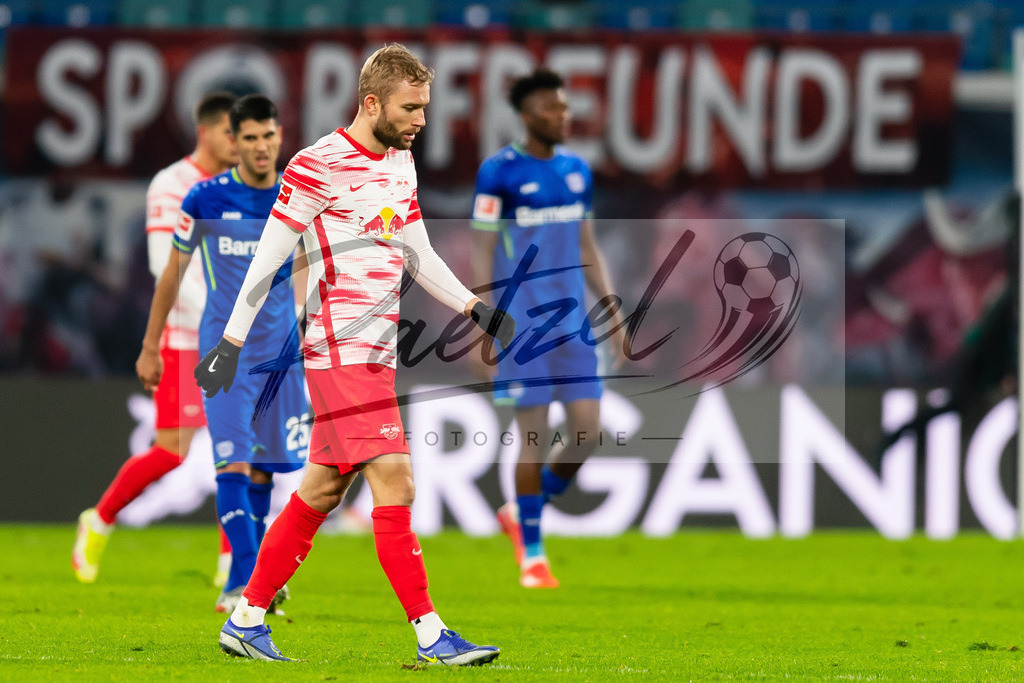 RBLLEV20211128_067 | Fussball, Herren: Konrad Laimer (RB Leipzig) enttaeuscht bei dem Spiel der 1. Bundesliga zwischen RB Leipzig und Bayer 04 Leverkusen in der Red Bull Arena am 28.11.2021 in Leipzig, Deutschland.DFB / DFL REGULATIONS PROHIBIT ANY USE OF PHOTOGRAPHS AS IMAGE SEQUENCES AND/OR QUASI-VIDEO. - Realisiert mit Pictrs.com
