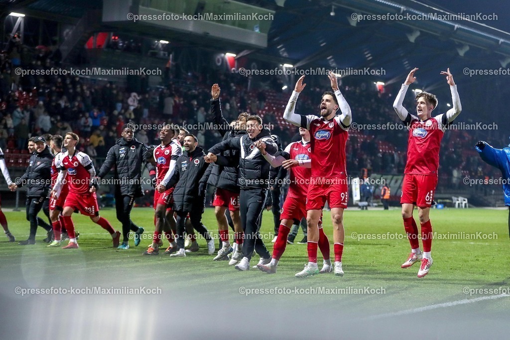 FCVK14022501108 | 14.02.2025, Fußball, FC Viktoria Köln – Alemannia Aachen, 3.Liga, Sportpark Höhenberg, Saison 2024 2025: Abschlussjubel nach dem 3:1 Sieg für Viktoria Köln. Die Mannschaft steht jubelnd zusammen auf dem Spielfeld und bedankt sich bei den Fans für die Unterstützung. rechts: Tobias Eisenhuth (Viktoria Köln #21), Lex-Tyger Lobinger (Viktoria Köln #9), Bryan Henning (Viktoria Köln #6)DFB regulations prohibit any use of photographs as image sequences and or quasi-video.