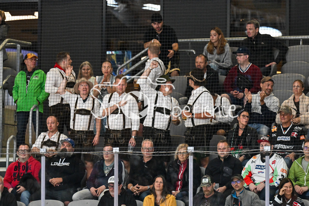Augsburger Panther - Iserlohn Roosters | Fans in Tracht beim Heimsieg der Panther / Penny DEL: Augsburger Panther - Iserlohn Roosters; Curt Frenzel Stadion am 21.09.2025