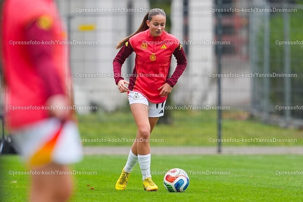 xYDRx26112501057 | 26.11.2025, xydrx, Fußball, Länderspiel, EM-Qualifikation U19-Frauen, Belgien - Deutschland, Sportschule Wedau: Helen Boerner (GER #17)