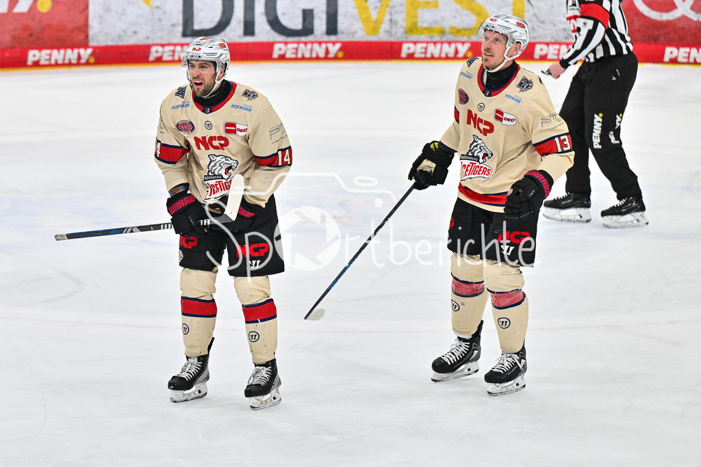 ERC Ingolstadt - Nuernberg Ice Tigers | Jubel der Gaeste nach dem Treffer zum 3-4 durch Owen HEADRICK (Nuernberg Ice Tigers 47) / Tor / Torschuetze / Freude / Happy / DEL: ERC Ingolstadt - Nuernberg Ice Tigers, Saturn Arena am 21.03.2025 / Cole MAER (Nuernberg Ice Tigers 14), Ryan STOA (Nuernberg Ice Tigers 13)