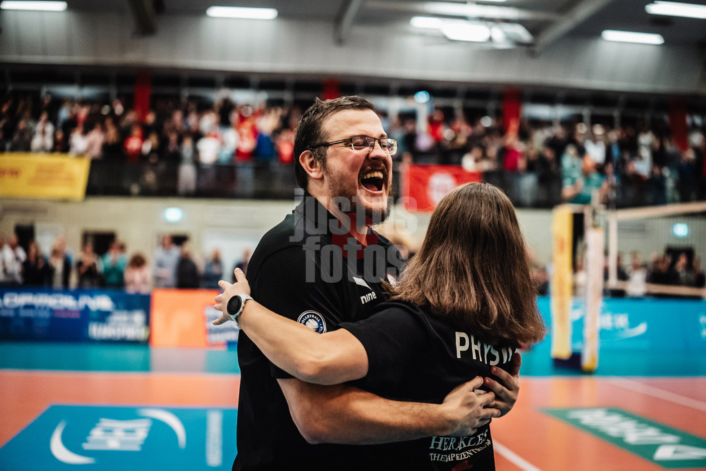 Volleyball | Frauen | Saison 2025/2026 | Volleyball Bundesliga | ETV Hamburger Volksbank Volleys vs. Ladies in Black Aachen | 29.10.2025 | Trainer Markus Friedrich (ETV Hamburger Volksbank Volleys) jubelt