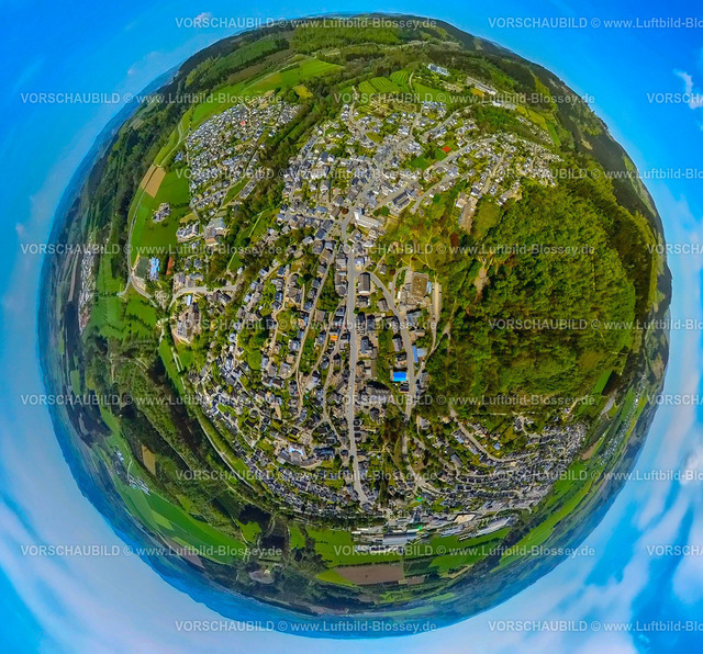 Schmallenberg240590312BadFredeburg_Hochstrasse | Luftbild, Wohngebiet Ortsansicht Bad Fredeburg mit Hochstraße / Im Ohle, umgeben von Wiesen und Feldern, Erdkugel, Fisheye Aufnahme, Fischaugen Aufnahme, 360 Grad Aufnahme, tiny world, little planet, fisheye Bild, Fredeburg, Schmallenberg, Sauerland, Nordrhein-Westfalen, Deutschland