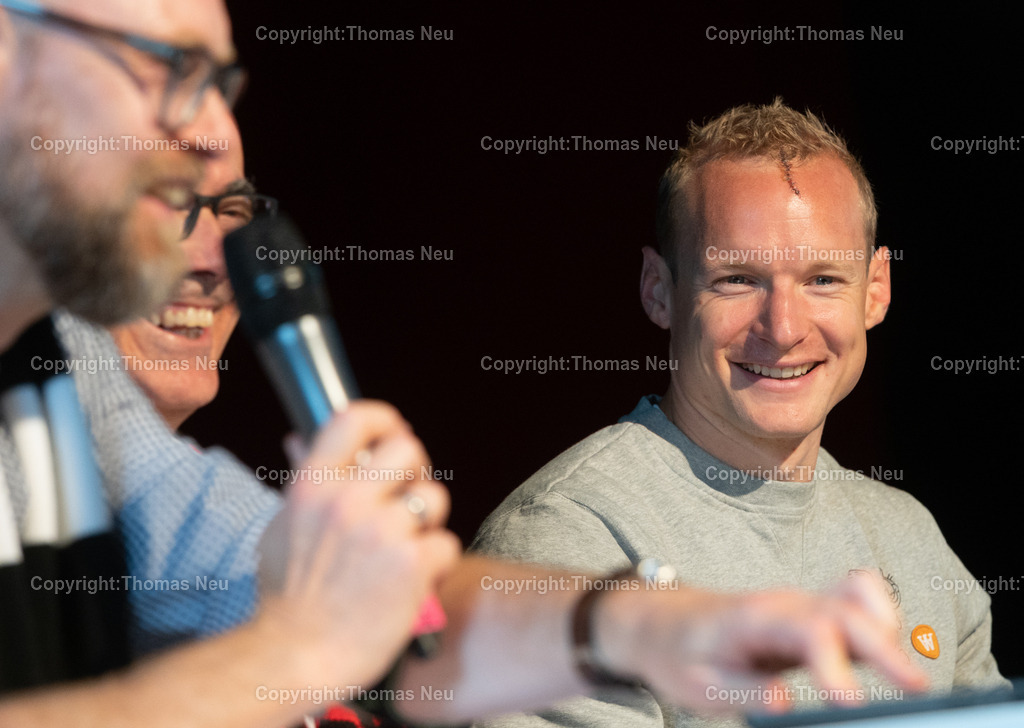 DSC_8758-2 | bbe, Bensheim, Goethegymnasium, Besuch von Sebastian Rode mit Fragerunden und Autogrammstunde, hier zusammen mit Schulleiter Jürgen Mescher und Sportlehrer Markus Göldner  ,, Bild: Thomas Neu
