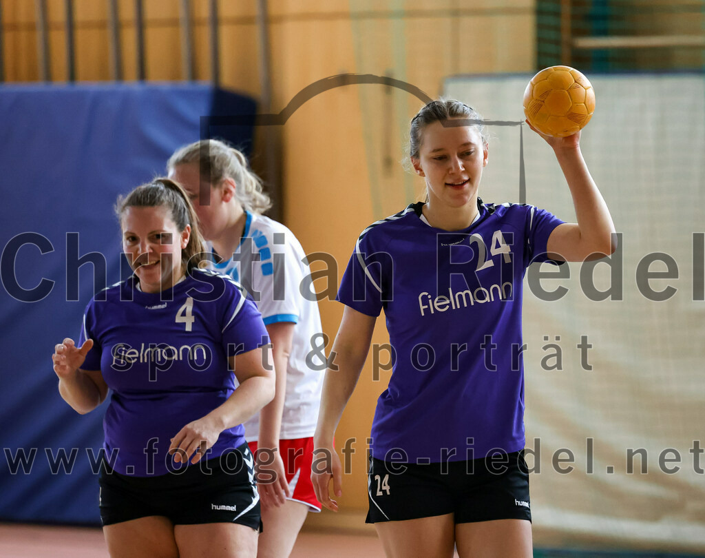 2023-03-18_040_SpVgg_Altenerding_II_gegen_HSG_Freising-Neufahrn_II | Erding, Deutschland, 18.03.2023:
Handball, Bezirksliga Frauen Altbayern 2022 / 2023, 14. Spieltag, SpVgg Altenerding II gegen HSG Freising-Neufahrn II, Endergebnis: 25:27

Miriam Deuschle (SpVgg Altenerding, #4), Sophie Lößl (SpVgg Altenerding, #24)

Foto: Christian Riedel / fotografie-riedel.net