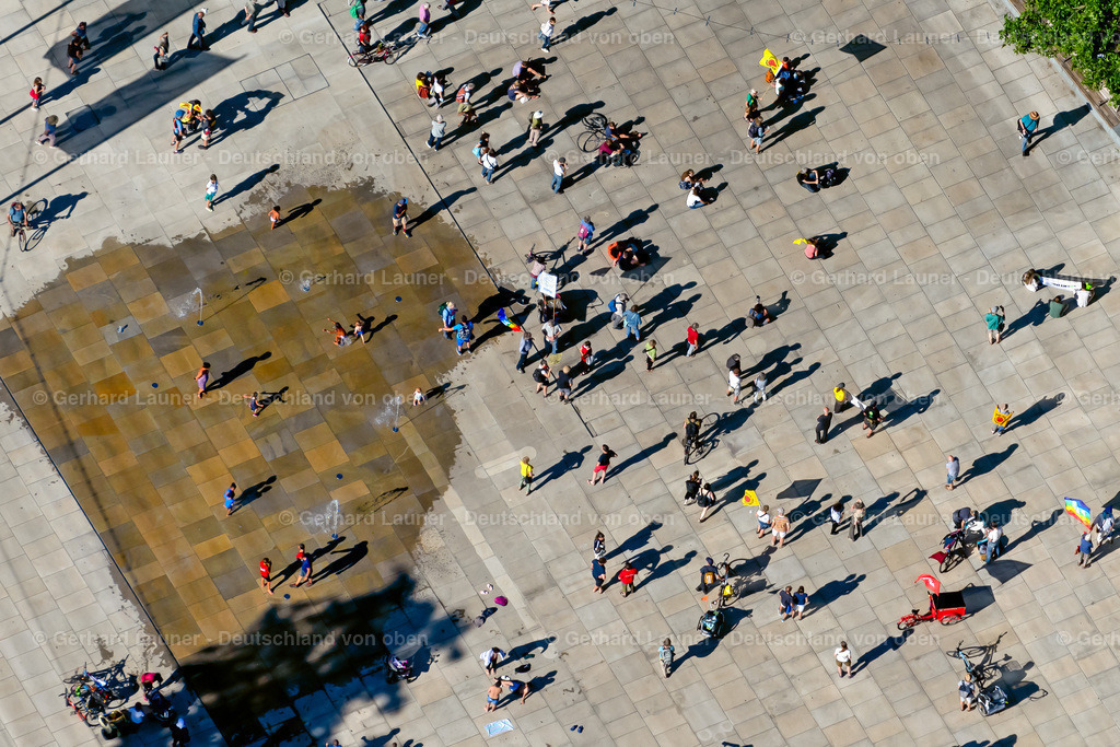4034138 | FREIBURG IM BREISGAU 30.06.2020 Wasserspiele- Brunnen auf dem Platz der Alten Synagoge in Freiburg im Breisgau im Bundesland Baden-Württemberg, Deutschland. Weiterführende Informationen bei: Stadt Freiburg im Breisgau. // Water fountain on the square of the old synagogue in Freiburg im Breisgau in the state Baden-Wurttemberg, Germany. Further information at: Stadt Freiburg im Breisgau. Foto: Gerhard Launer