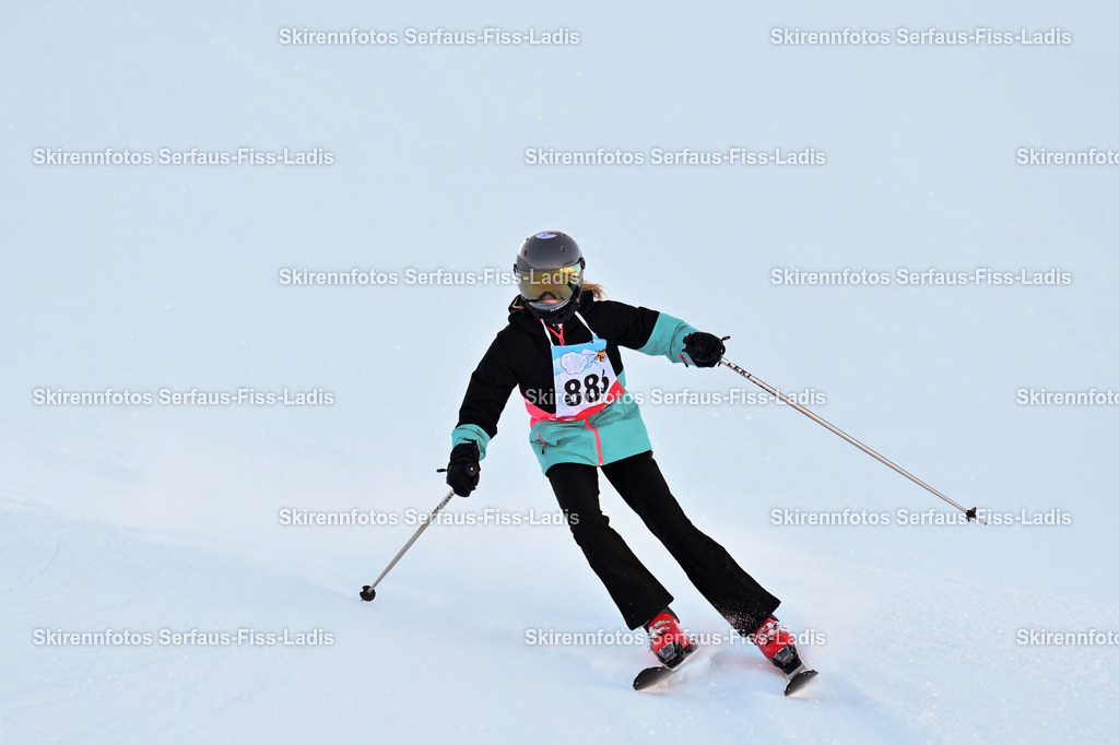 SRF_25.12.2025_0259 | Skirennfotos,Serfaus,Fiss,Ladis,Kinderskirennen,Winter,Tirol,Oberland,skirace,SFL,feelfree,weil wir's genießen,ski,Ski,skifahren,Sonnenplateau, - Realisiert mit Pictrs.com