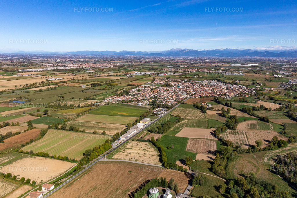 Aerial view: View of the town in Mozzanica in the state Bergamo, Italy. – Photo: IMG_134374.jpg taken on 09/18/2022 by Werner Riehm/FLY-FOTO.com – Resolution of the original: 4801 x 3201 px