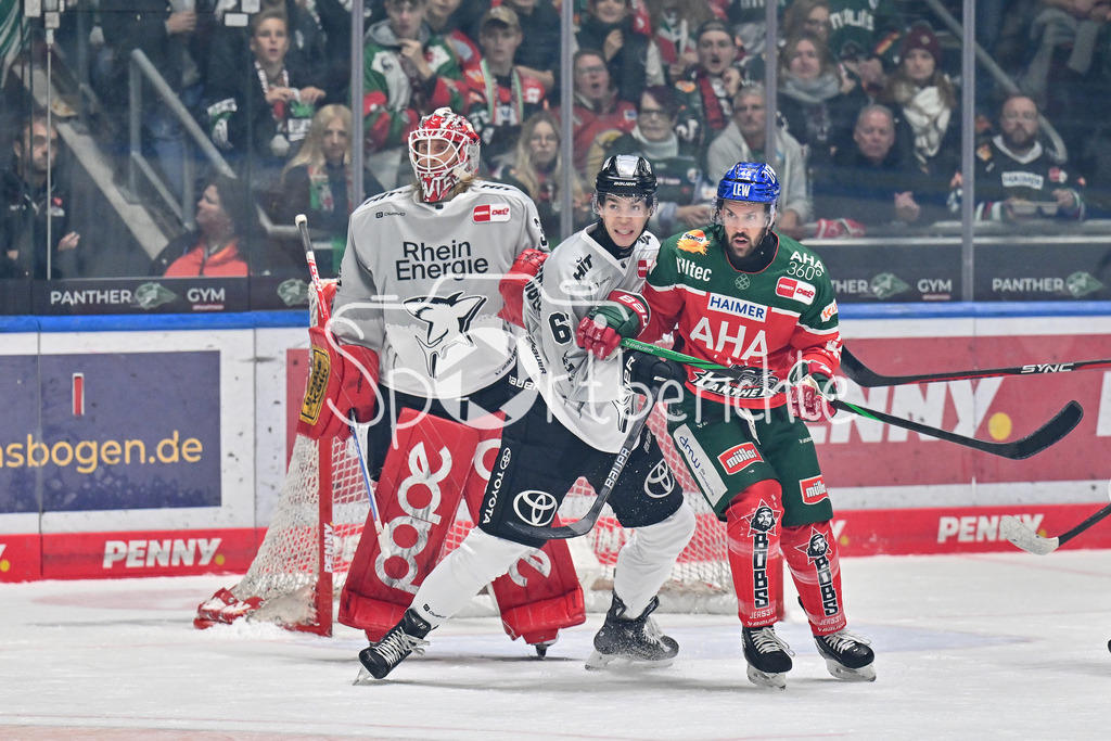 Augsburger Panther - Kölner Haie | v. l. Mirko PANTKOWSKI (KEC #30) / Marco MUENZENBERGER (Koelner Haie #65) und Jason BAST (Augsburger Panther #45) / DEL: Augsburger Panther - Kölner Haie, Curt Frenzel Stadion am 29.09.2024