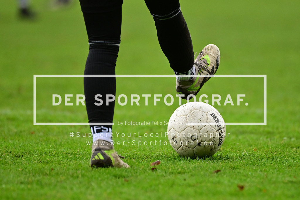Fußball I Juniorinnen I Saison 2025-2026 I Niedersachsenpokal I Viertelfinale I JFV A-O-B-H-H - FC Rosengarten I 33156 | Symbol, Symbolfoto, Symbolbild, Sinnbild, Bildsymbol, Darstellung, Signum: Fußball, Fussball, auf dem Boden, Abschlag, Abstoß, Fußballschuh, Schuh, Ball, Linie, Rasen, Freistoß, Elfmeter, 11-Meter, 11 meter, Eckstoß, Ecke,  - Realisiert mit Pictrs.com