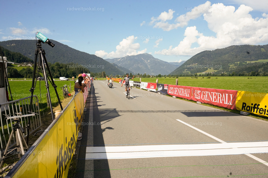 924_20230817_Bewerb_Maenner_Muehlanger | AUT - OESTERREICH, 2023-08-16: SPORT RENNRAD-FAHREN - 55. INTERNATIONALER RADWELTPOKAL IN ST. JOHANN IN TIROL  - Vintage-Radrennen mit WM-Bronze-Medaillen-Siegerin Christina Schweinberger, den Teilnehmer und Alexander Baumann (vom Orginastions-Team) - TAG 2 BEWERB MAENNER IN SECHS GRUPPEN  ; Foto: Roland Muehlanger