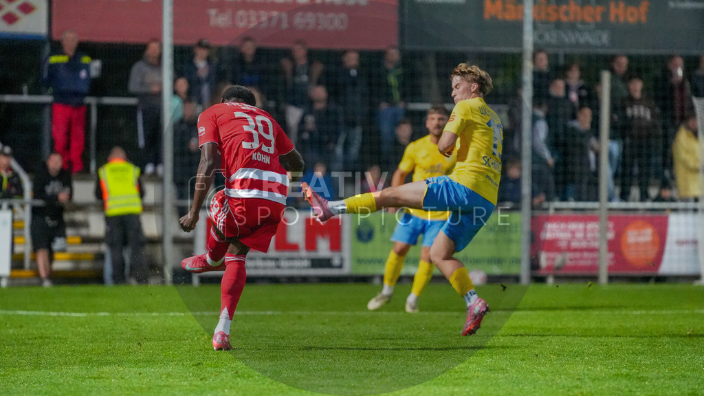 Fußball, Herren, Saison 2025/2026, Testspiel, Freundschaftsspiel, FSV 63 Luckenwalde vs. 1.FC Union Berlin, Mittwoch 08.10.2025, Werner-Seelenbinder-Stadion Luckenwalde, | Fußball, Herren, Saison 2025/2026, Testspiel, Freundschaftsspiel, FSV 63 Luckenwalde vs. 1.FC Union Berlin, Mittwoch 08.10.2025, Werner-Seelenbinder-Stadion Luckenwalde, Im Bild: Derrick Köhn (l. Union) und Fritz Schröder (r. Luckenwalde) - Realisiert mit Pictrs.com