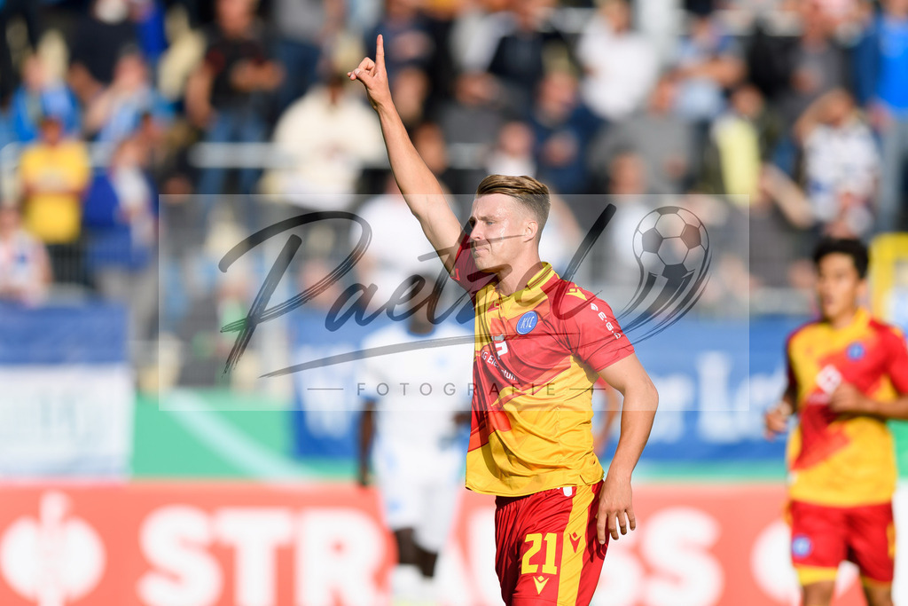 LOTKSC20210809_009 | Fussball, Herren: Marco Thiede (Karlsruher SC) gestikuliert beim Spiel der 1. Runde im DFB-Pokal zwischen SF Lotte und Karlsruher SC im Stadion am Lotter Kreuz am 09.08.2021 in Lotte, Deutschland.DFB / DFL REGULATIONS PROHIBIT ANY USE OF PHOTOGRAPHS AS IMAGE SEQUENCES AND/OR QUASI-VIDEO. - Realisiert mit Pictrs.com