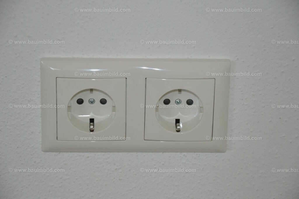 bib-lg17-elektroinstallation-0280 | Nach LV-Leistungsgruppen sortierte Detailfotos über den Bau eines Hauses. Alle Hausbau-Bilder direkt vom Urheber und Autor der Website Haus-Selber-Bauen.com