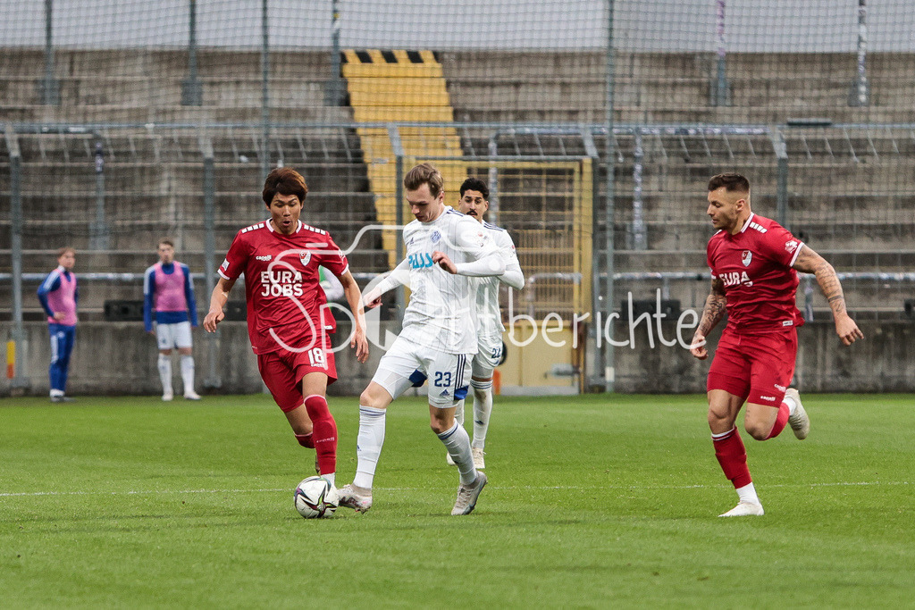 Türkgücü München - SV Viktoria Aschaffenburg | Masaaki TAKAHARA (TGM #18) im Duell mit Tom SCHULZ (SVVA #23)