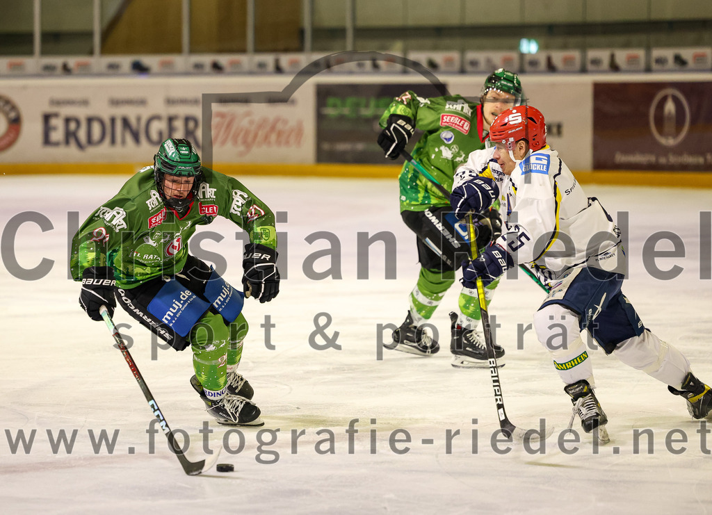2023-12-26_108_TSV_Erding_gegen_ERV_Schweinfurt | Erding, Deutschland, 26.12.2023:
Eishockey, Bayernliga Vorrunde 2023 / 2024, 20. Spieltag, TSV Erding gegen ERV Schweinfurt, Endergebnis: 9:3

Erik Modlmayr (Erding Gladiators, #21), Christian Masel (ERV Schweinfurt, #25)

Foto: Christian Riedel / fotografie-riedel.net