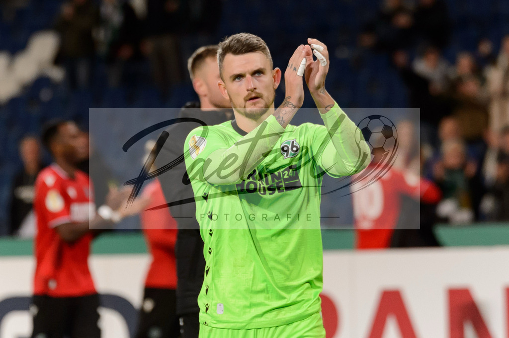 H96DUS20211027_076 | Fussball, Herren: Torwart Martin Hansen (Hannover 96) Schlussjubel, jubelt ueber den 3:0 Sieg bei dem Spiel der 2. Runde im DFB-Pokal zwischen Hannover 96 und Fortuna Duesseldorf in der HDI-Arena am 27.10.2021 in Hannover, Deutschland.DFB / DFL REGULATIONS PROHIBIT ANY USE OF PHOTOGRAPHS AS IMAGE SEQUENCES AND/OR QUASI-VIDEO. - Realisiert mit Pictrs.com