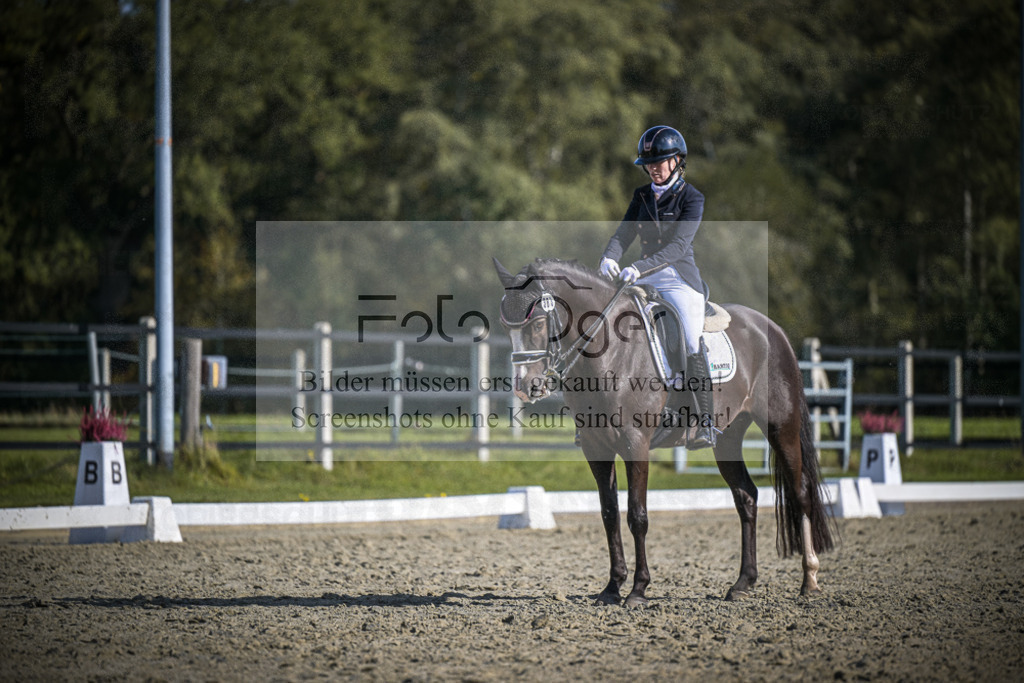 DOS_3127 | Entdecke hochwertige Reitturnierfotos von Foto Oger. Professionell, emotional und authentisch – jetzt Lieblingsmomente im Shop bestellen.Deutschlandweite Turnierfotografie. - Realisiert mit Pictrs.com