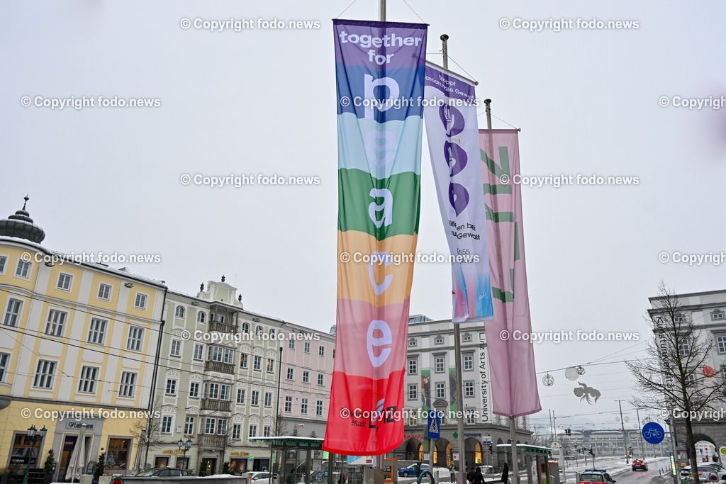 Hauptplatz Linz_ Friedensfahne Linz_ 09.12.2023-2 | 09.12.2023, Hauptplatz Linz, AUT, Friedensfahne Linz, im Bild Fahne, Flagge, Frieden, eigene Friedensfahne der Stadt Linz, Peace