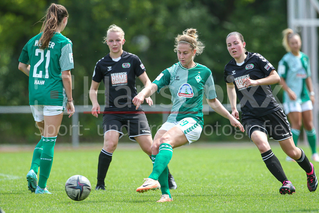 Fussball, Testspiel Frauen, SV Henstedt-Ulzburg - SV Werder Bremen | v.li.: Saskia Matheis (SV Werder Bremen, 19) am Ball, Einzelbild, Ganzkörper, Aktion, Action