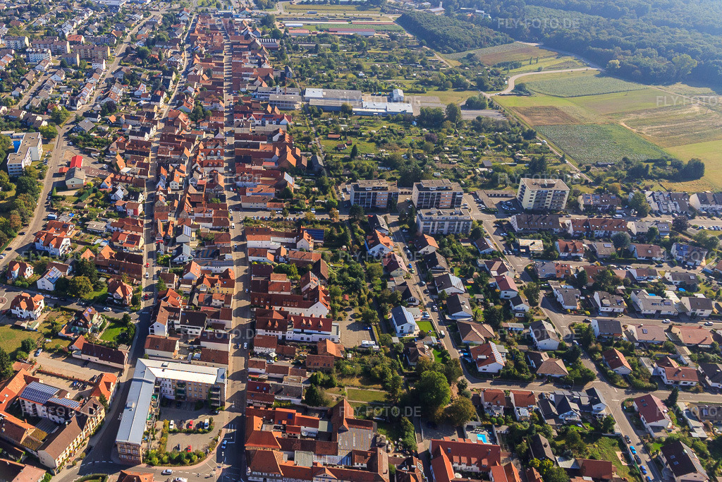 Luftbild: Juststraße Rheinstraße von Westen in Kandel im Bundesland Rheinland-Pfalz in Deutschland. Foto: IMG_094943.jpg vom 24.09.2016 durch Werner Riehm/FLY-FOTO.de