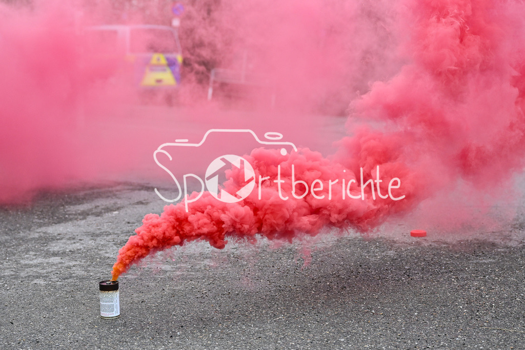 Augsburger Panther - Adler Mannheim | Die Fans aus Mannheim zuenden vor dem Stadion Pyrotechnik / Pyro / Rauchtopf / Rauch / Symbolbild / DEL: Augsburger Panther - Adler Mannheim, Curt Frenzel Stadion am 16.02.2025