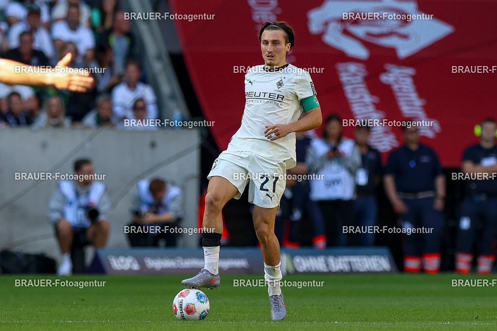 Borussia Mönchengladbach vs Hamburger SV - Bundesliga  | Mönchengladbach, Deutschland, 24.08.25:   Rocco Reitz (Borussia Mönchengladbach) in Aktion am Ball, Einzelaktion waehrend des Spiels der Bundesliga zwischen Borussia Mönchengladbach vs Hamburger SV im Stadion im Borussia Park(Foto von Brauer-Fotoagentur / Adrian Schlueter)